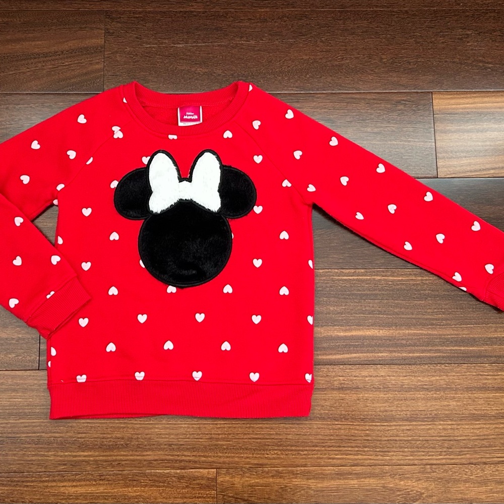 💥4 for $20💥 Minnie Mouse Heart Pullover with Black and White Plush Applique